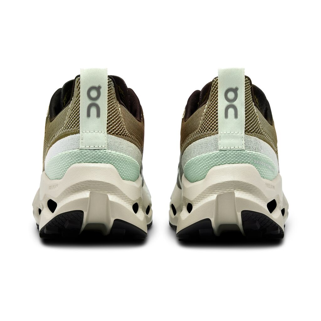 The tab on the heel of the Women's Cloudsurfer Trail is grey adn has the On logo, however it lokos like is says QC